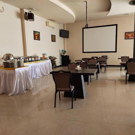 Os Hotel Tanjung Uncang Sagulung Eksteriør billede