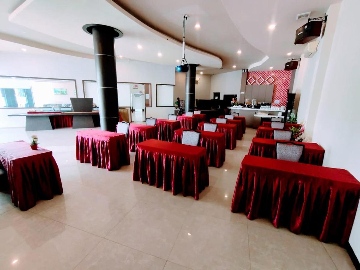 Os Hotel Tanjung Uncang Sagulung Eksteriør billede