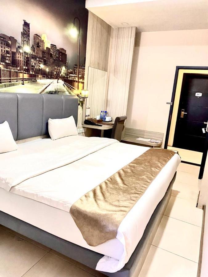 Os Hotel Tanjung Uncang Sagulung Eksteriør billede