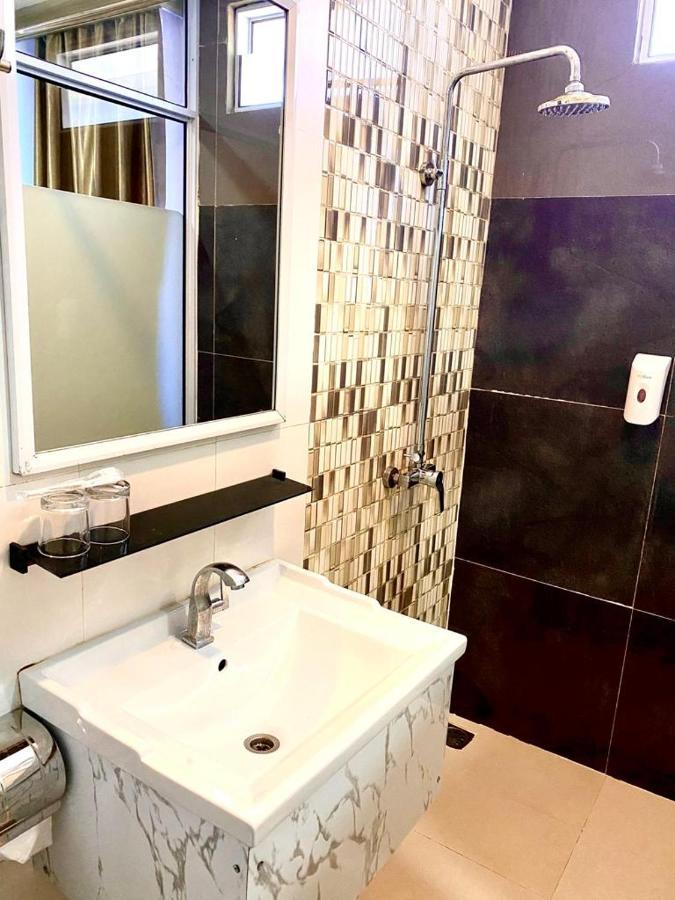 Os Hotel Tanjung Uncang Sagulung Eksteriør billede